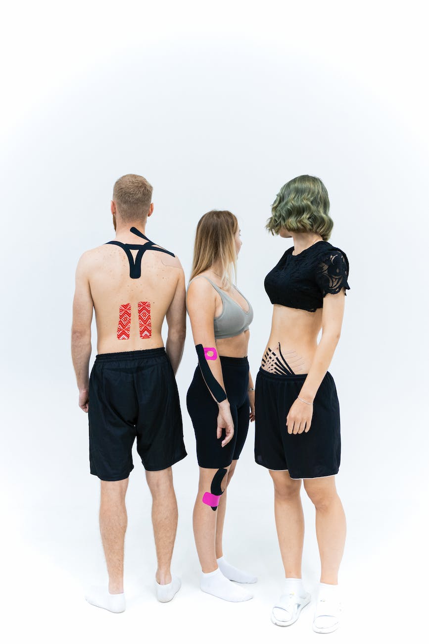 Kineso Tape Sport Fitness Gelenkschmerzen Schulterschmerz Lumbago ISG Knieschmerz Tennisarm Golferarm Kiel Arthose Verspannung Zähneknirschen Kieferpressen Bruxismus Lymphe Lipödem 